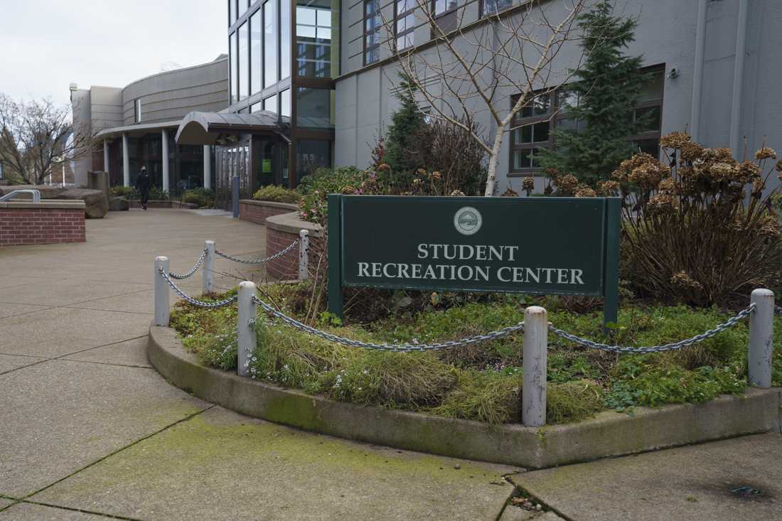 The Rec Center located on the University of Oregon&#8217;s campus opened an outdoor facility due to indoor recreation being prohibited in compliance with Oregon&#8217;s Risk and Protection Framework guidelines. Current fee-paying UO students are eligible to make reservations at the newly, &#8220;The Playground,&#8221; outdoor facility. (Kevin Wang/ Daily Emerald)