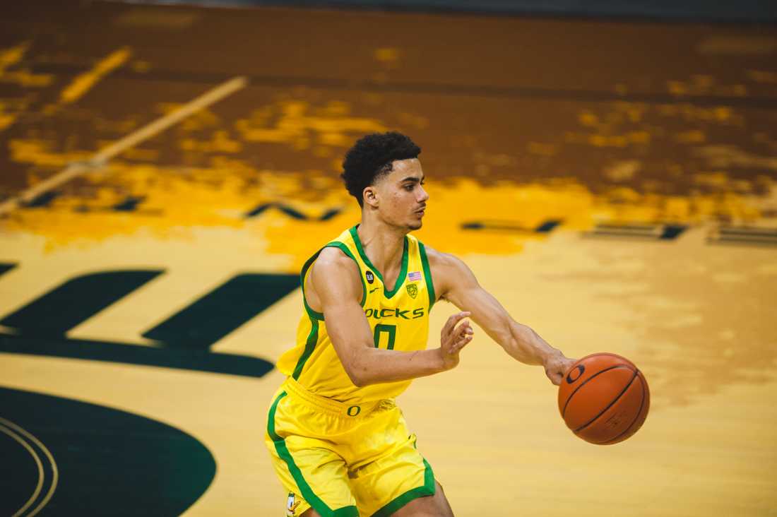 Ducks guard Will Richardson (0) passes the ball. Ducks Men's Basketball takes on University of Colorado at Matthew Knight Stadium in Eugene, Ore., on Feb. 18, 2021. (DL Young/Emerald)