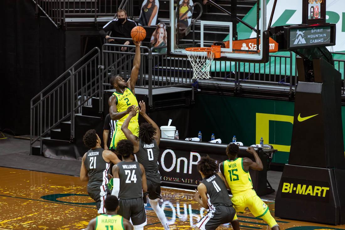 Ducks Forward Eugene Omoruyi (2) attempts to score against Cougars defense. Oregon Ducks lose to Washington State Cougars 71-74. (Maddie Stellingwerf/Emerald)