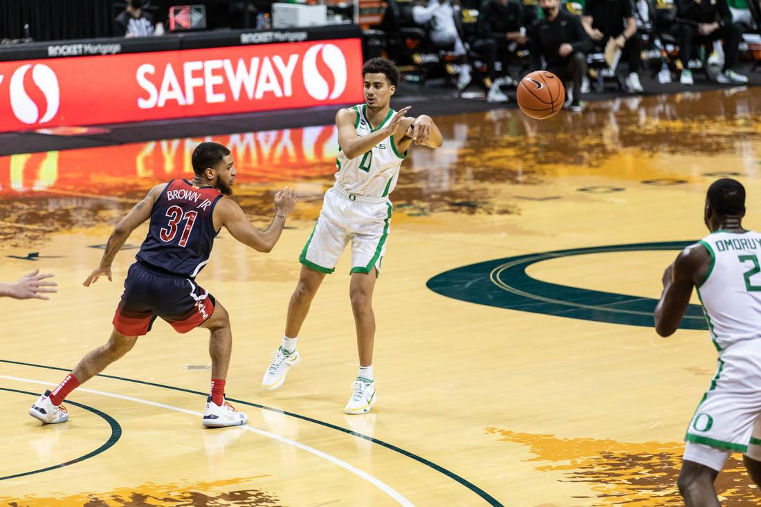 Ducks guard Will Richardson (0) passes to Ducks forward Eugene Omoruyi (2). Oregon Ducks men's basketball take on Arizona Wildcats at the Matthew Knight Arena in Eugene, Ore., on Mar. 1, 2021. (Maddie Stellingwerf/Emerald)