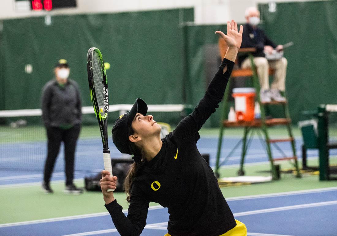 Oregon&#8217;s Julia Eshet looks up to serve. Oregon Ducks women&#8217;s tennis takes on the Utah Utes at the Oregon Student Tennis Center in Eugene, Ore., on March 14, 2021. (Ian Enger/Emerald)