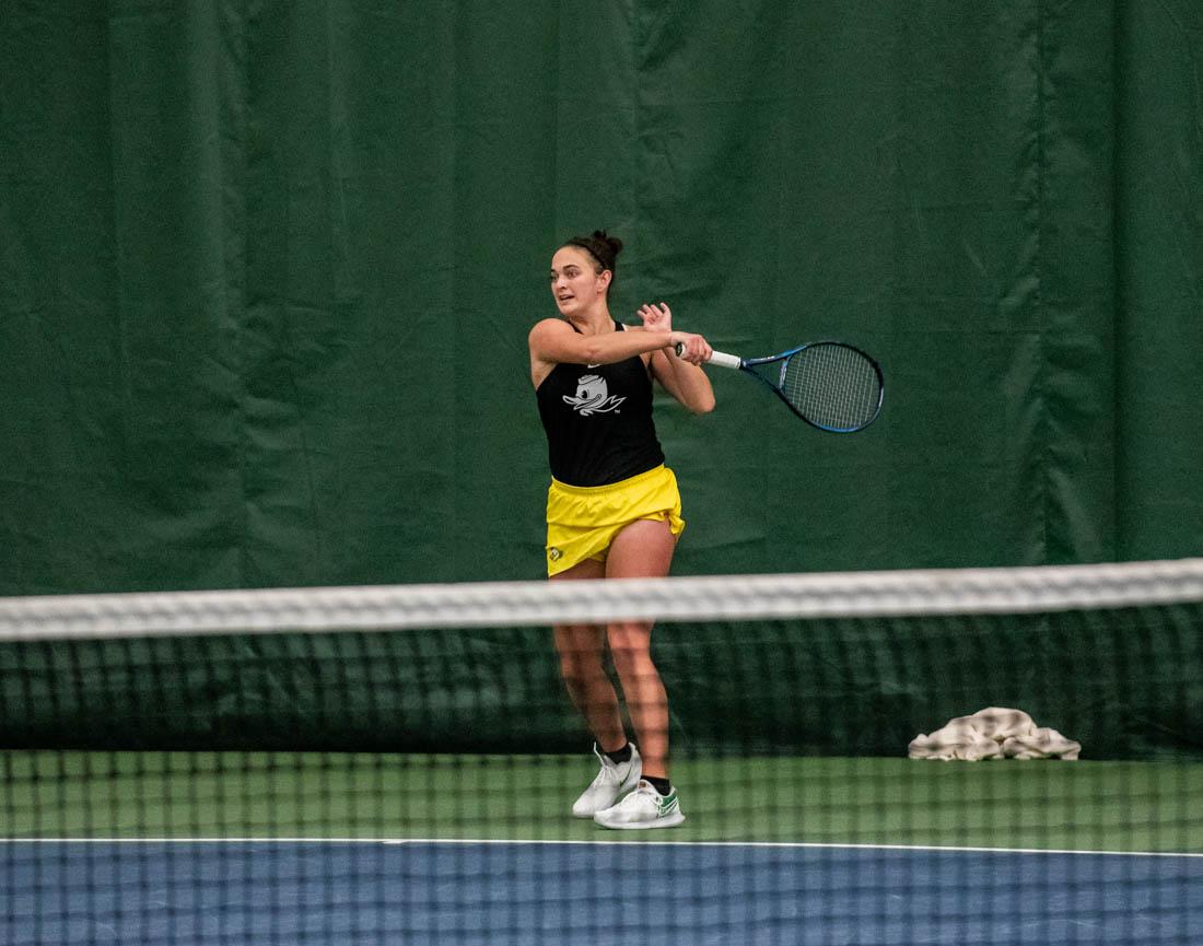 Ducks player Allison Mulville returns the ball to her opponent. Oregon Ducks women&#8217;s tennis takes on the Utah Utes at the Oregon Student Tennis Center in Eugene, Ore., on March 14, 2021. (Ian Enger/Emerald)