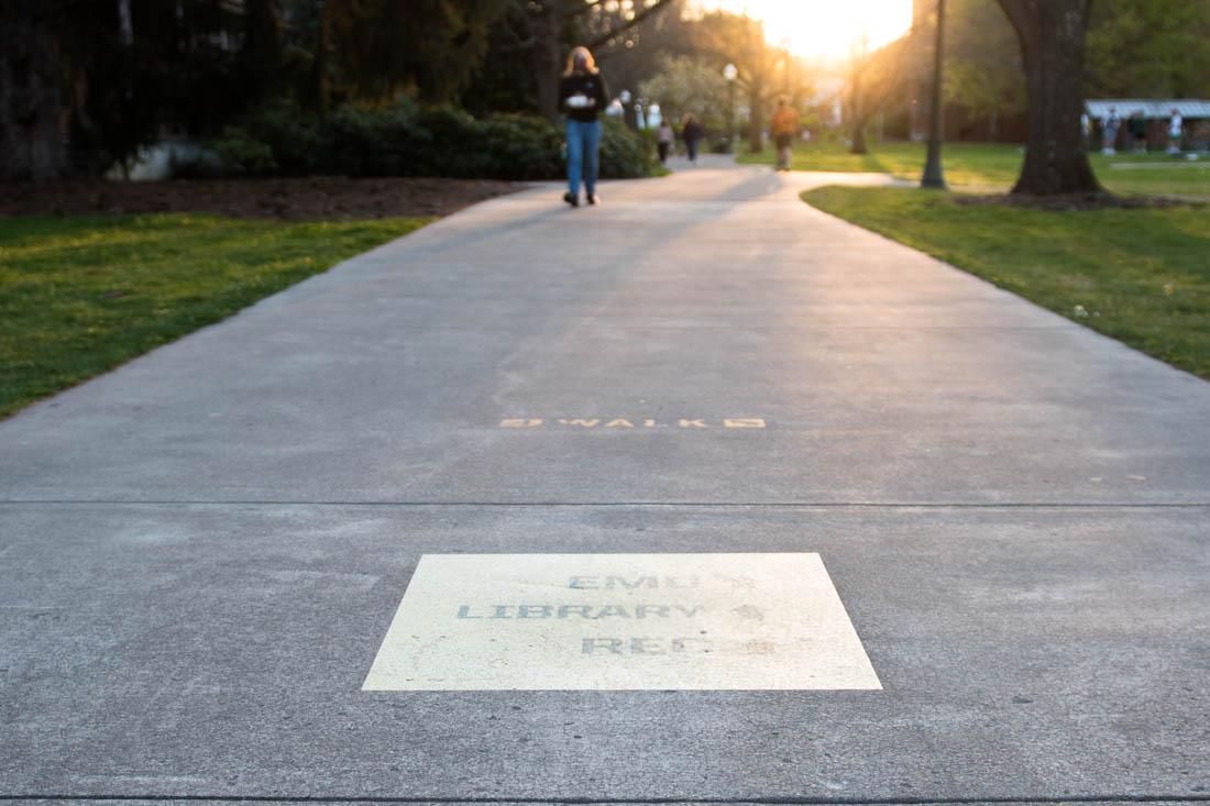 Campus traffic is busy as students head to meet friends or get dinner. After a year of adapting to the COVID-19 pandemic, students are back to spending time on campus and enjoying the spring weather. (Madi Mather/Emerald)