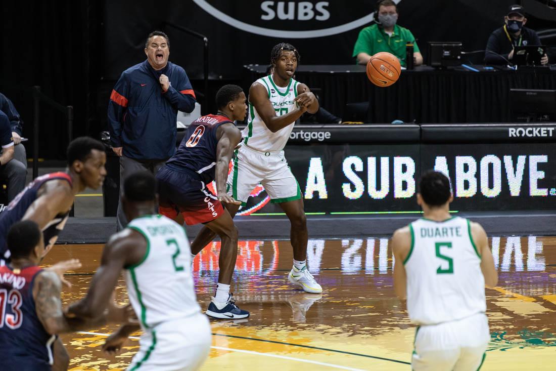 <p>Ducks forward Eric Williams Jr. (50) passes to Ducks guard Chris Duarte (5). Oregon Ducks men's basketball take on Arizona Wildcats at the Matthew Knight Arena in Eugene, Ore., on Mar. 1, 2021. (Maddie Stellingwerf/Emerald)</p>