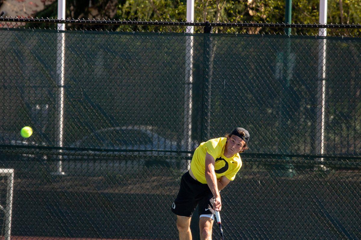 Quinn Vandecasteele, Freshman, serves to his opponent. The University of Oregon's men's tennis team defeated Stanford 4-2 on April 16, 2021. (Will Geschke/Emerald)