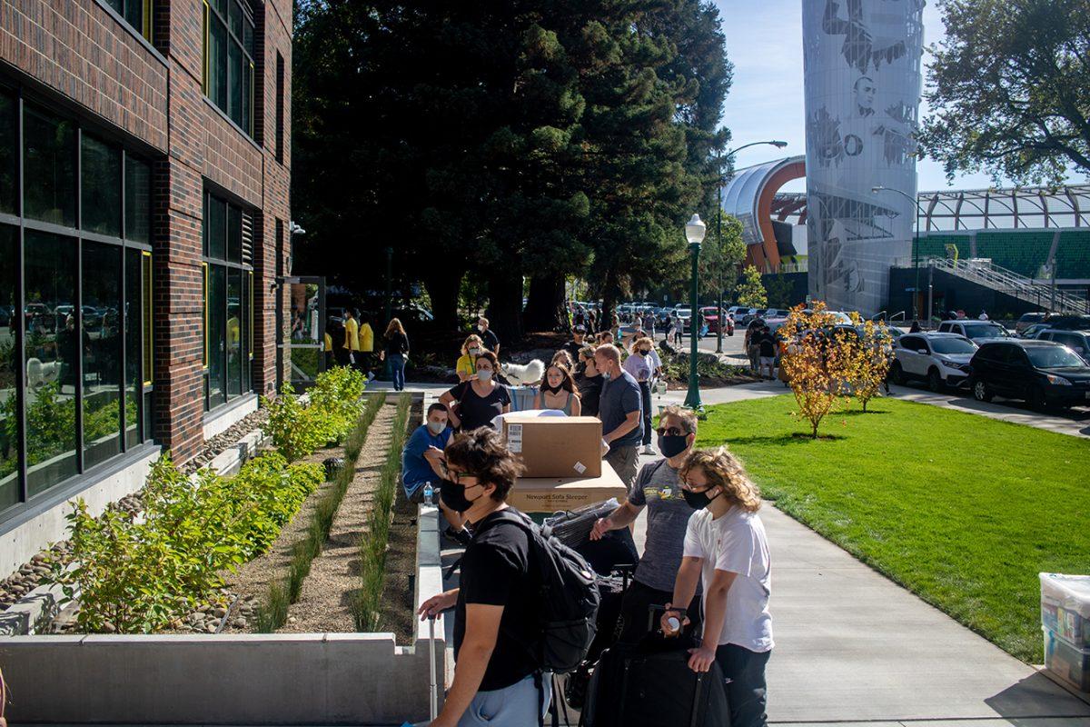 University of Oregon students and their families stand in lengthy lines to enter Unthank hall on move in day, September 23, 2021. University of Oregon students are preparing to resume in person activities across campus during fall term. (Will Geschke/Emerald)