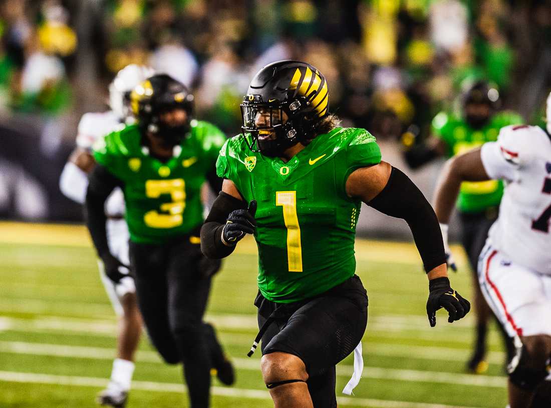 Oregon inside linebacker Noah Sewell (1) charges down the field. The Oregon Ducks crush the Arizona Wildcats 41-19 in game four of the 2021 season. (Ian Enger/ Emerald)