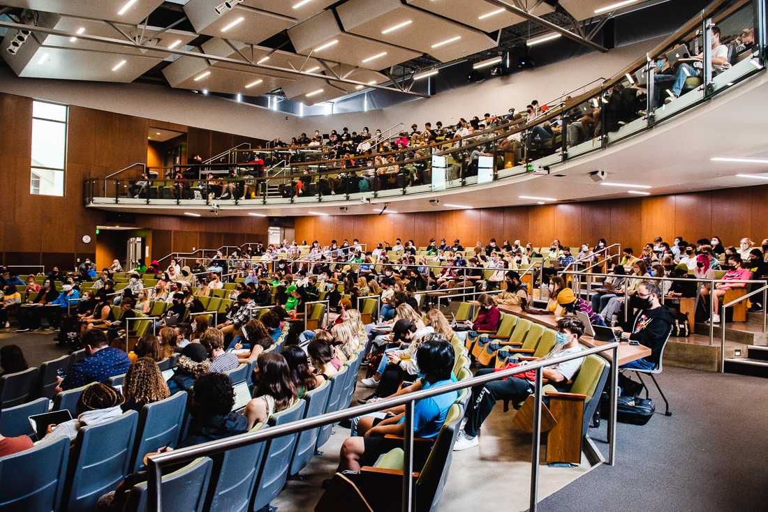 Straub 156 is a lecture hall with 500 seats, making it one of the largest lecture halls at The University of Oregon. The University of Oregon returned to in-person classes this fall after four consecutive terms of online instruction. (Ian Enger/Emerald)