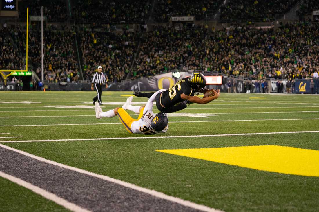 Travis Dye (26) dives into the endzone for a touchdown. The Oregon Ducks take on the California Golden Bears at Autzen Stadium in Eugene, Ore., on October 15, 2021. (Serei Hendrie/Emerald)