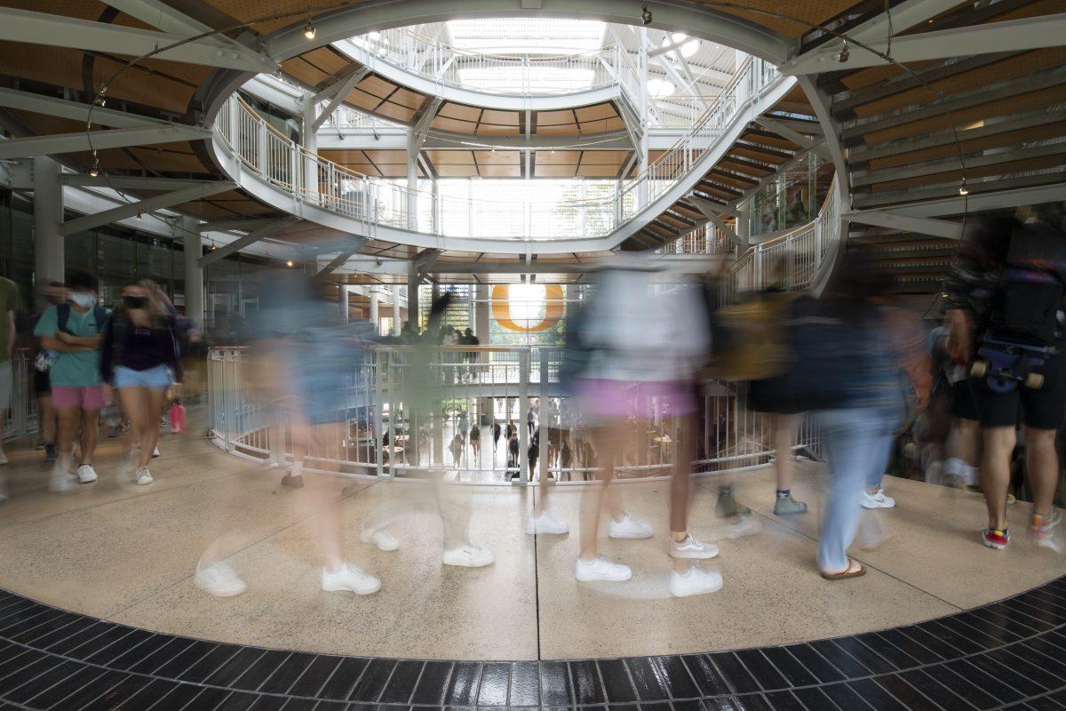 Students are seen at Lillis Hall on the University of Oregon campus in Eugene, Ore. on September 30, 2021. Students, staff and faculty at the University of Oregon navigate what in-person classes and events look like in the time of the COVID-19 and the new dangers of navigating the Delta Variant. (Isaac Wasserman/ Emerald)