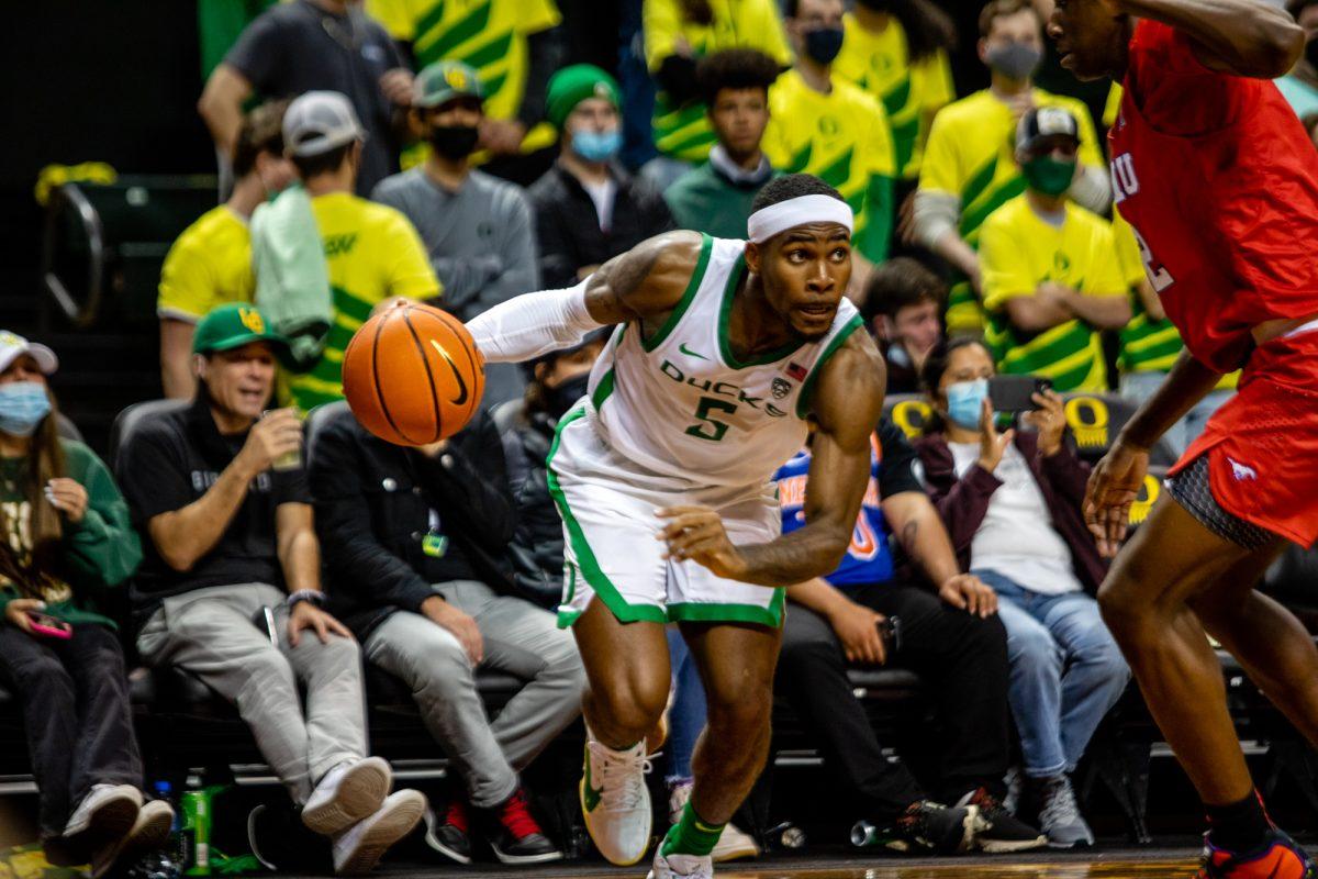 De'vion Harmon (5) looks for options during an offensive play. The Oregon Ducks defeated the Southern Methodist University Mustangs 86-63 at Matthew Knight Arena on November 12, 2021. (Will Geschke/Emerald)