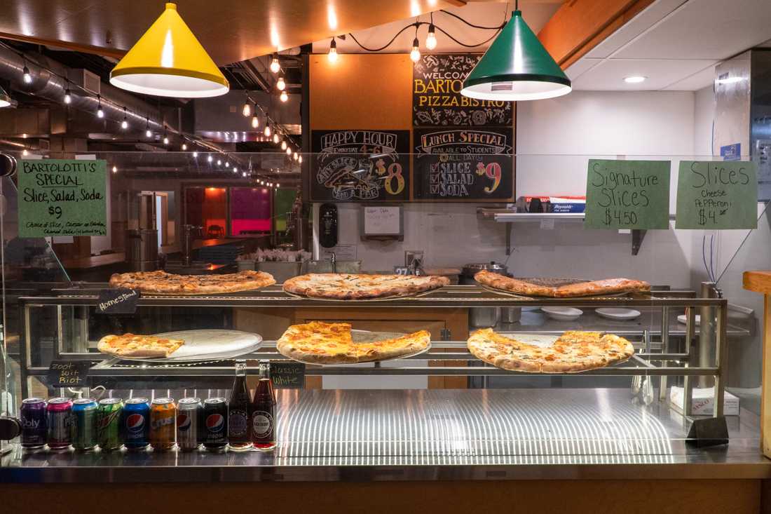 Walking into Bartoltti&#8217;s Pizza Bistro, guests are greeted by a glowing display case filled with pizza slice options. Located on the first floor of the EMU on the University of Oregon campus, Bartolotti&#8217;s Pizza Bistro is serving up fresh slices and other Italian classics to hungry students. (Serei Hendrie/Emerald)