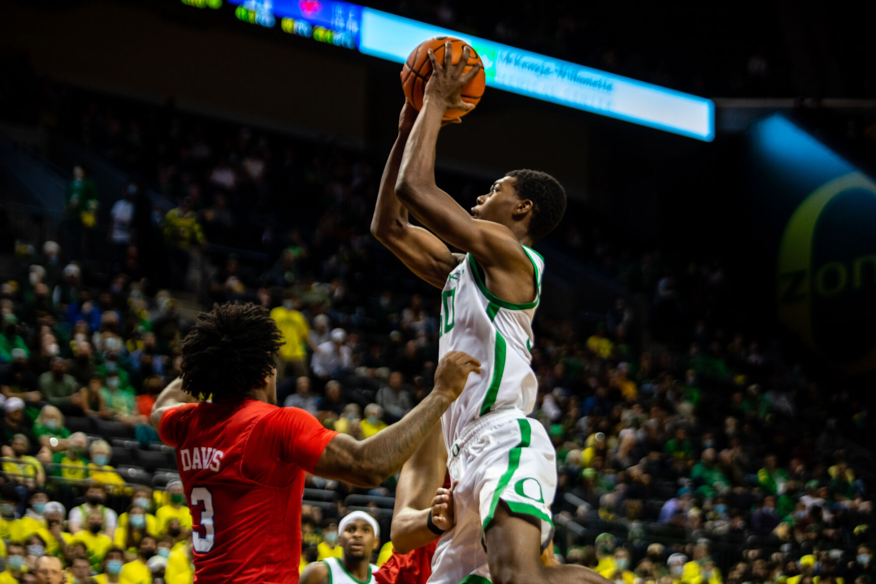 Eric Williams Jr. (50) leaps to shoot towards the basket. (Will Geschke/Emerald)