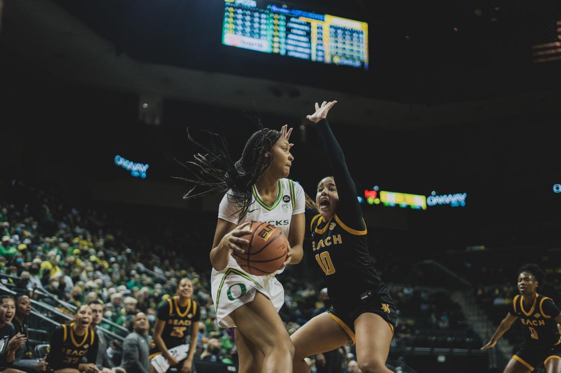 Ducks guard, Taylor Bigby (3), looks for a pass around a Long Beach State defender. The Oregon Ducks Women&#8217;s Basketball team plays Long Beach State, on December 11th, 2021, at Matthew Knight Arena. (Serei Hendrie/Emerald)