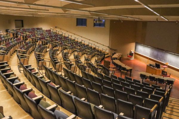 Lecture halls are starting to appear empty as several courses transition to online learning due to a rise in COVID cases at UO. After an in-person fall term, a surge in Omicron variant cases calls for more precautions as winter term begins, such as online classes. (Mary Grosswendt/Emerald)