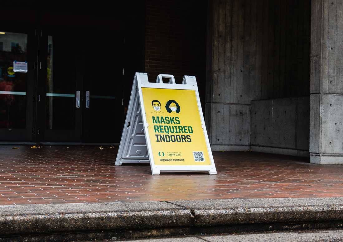 The University of Oregon requires that a mask must be worn inside all buildings on campus, in accordance with Oregon&#8217;s Governor mandates. The University of Oregon returned to in-person classes this fall after four consecutive terms of online instruction. (Ian Enger/Emerald)