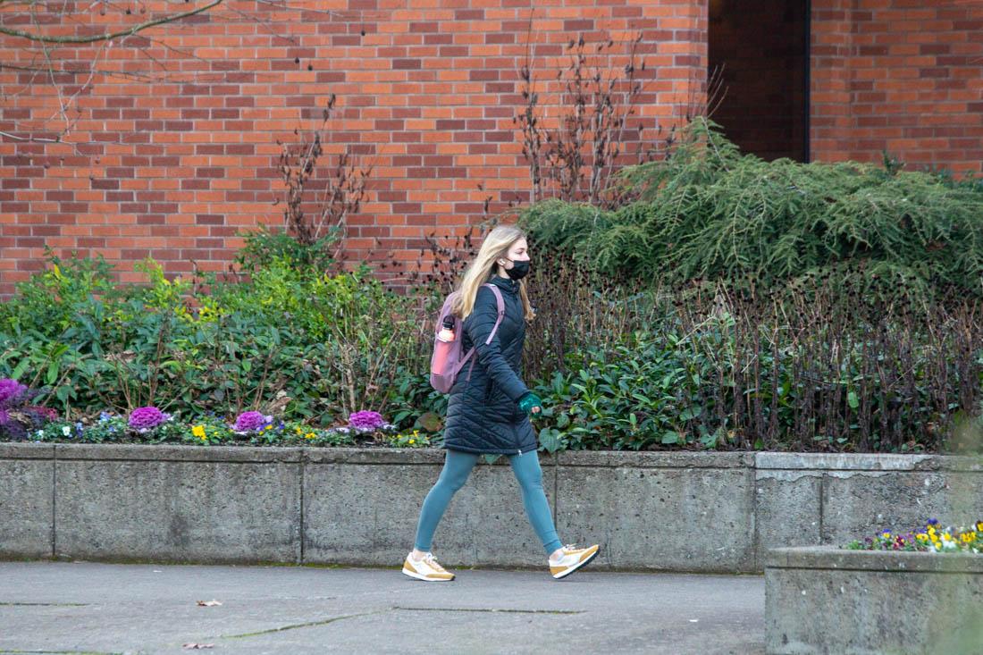 Some students wear heavier jackets, but still no umbrellas are to be spotted. (Ali Watson/Emerald)