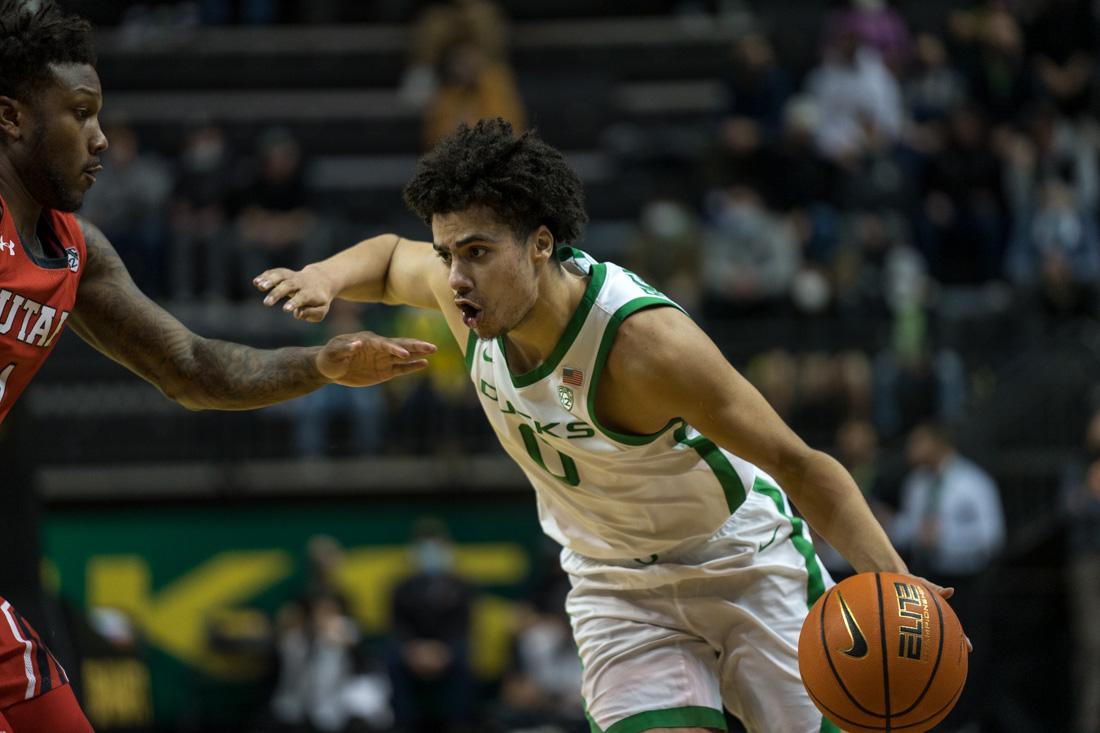 Ducks guard, Will Richardson (0) dribbles the ball down the court. The Oregon Ducks Men&#8217;s Basketball team faces the Utah Utes, on January 1st, 2022, at Matthew Knight Arena. (Serei Hendrie/Emerald)