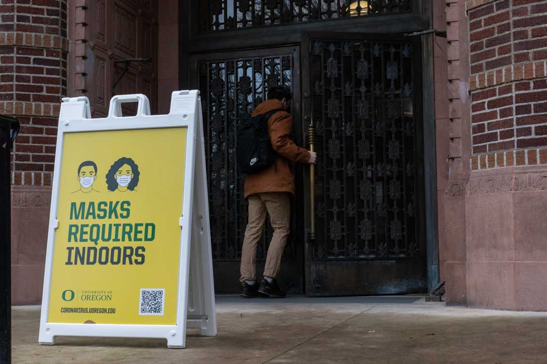 Signs across campus remind students that masks must be worn at all times in campus buildings. Rising COVID-19 cases have led Professors and GEs to raise concerns about classroom safety. (Molly McPherson/Emerald)