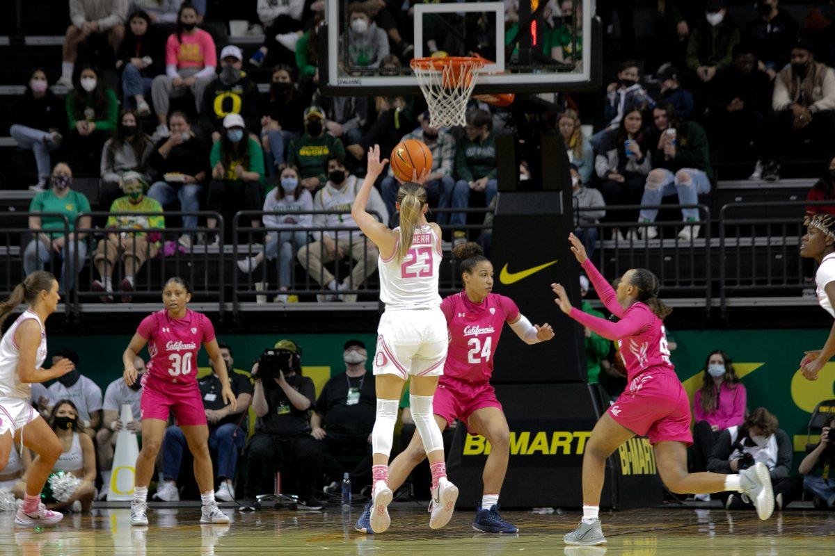 Ducks guard Maddie Scherr shoots a wide open jumper. The Oregon Ducks Women&#8217;s Basketball team faces the California Bears, on February 18th, 2022, at Matthew Knight Arena. (Liam Sherry/Emerald)