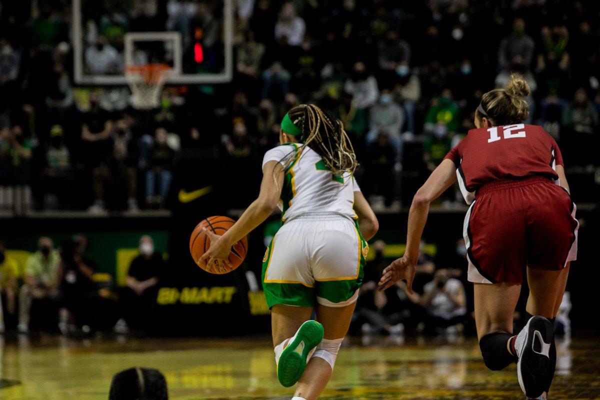 Endyia Rogers taking the ball in transition after a steal. The Oregon Ducks Women&#8217;s Basketball team faces the Stanford Cardinal, on February 20th, 2022, at Matthew Knight Arena. (Liam Sherry/Emerald)