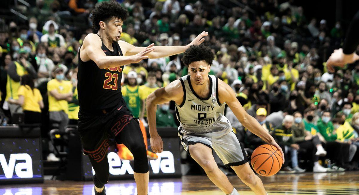 Will Richardson drives into a defender after returning to the game with an eye injury.The Oregon Ducks Men&#8217;s Basketball team faces the USC Trojans, on February 26th, 2022, at Matthew Knight Arena. (Liam Sherry/Emerald)