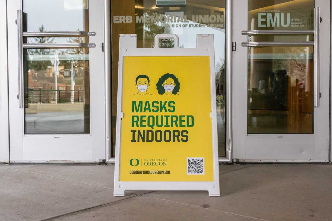 Signs across campus remind students that masks must be worn at all times in campus buildings. Rising COVID-19 cases have led Professors and GEs to raise concerns about classroom safety. (Molly McPherson/Emerald)