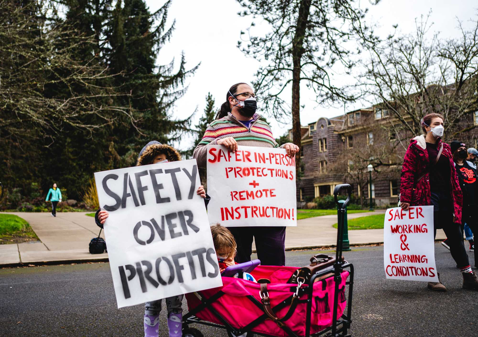 Graduate teachers, students, and community members gathered outside Johnson Hall on Tuesday, January 18th to protest unsafe learning and working conditions following the increase of COVID-19 cases on the University of Oregon campus. (Will Geschke/Emerald)