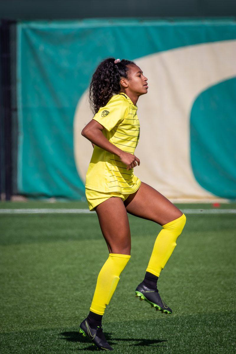 Croix Soto (11) pumps her knee up to get ready for the start of the game. The Ducks host the Golden Bears at Papa Field on October 23rd, 2022. (Jonathan Suni, Emerald)