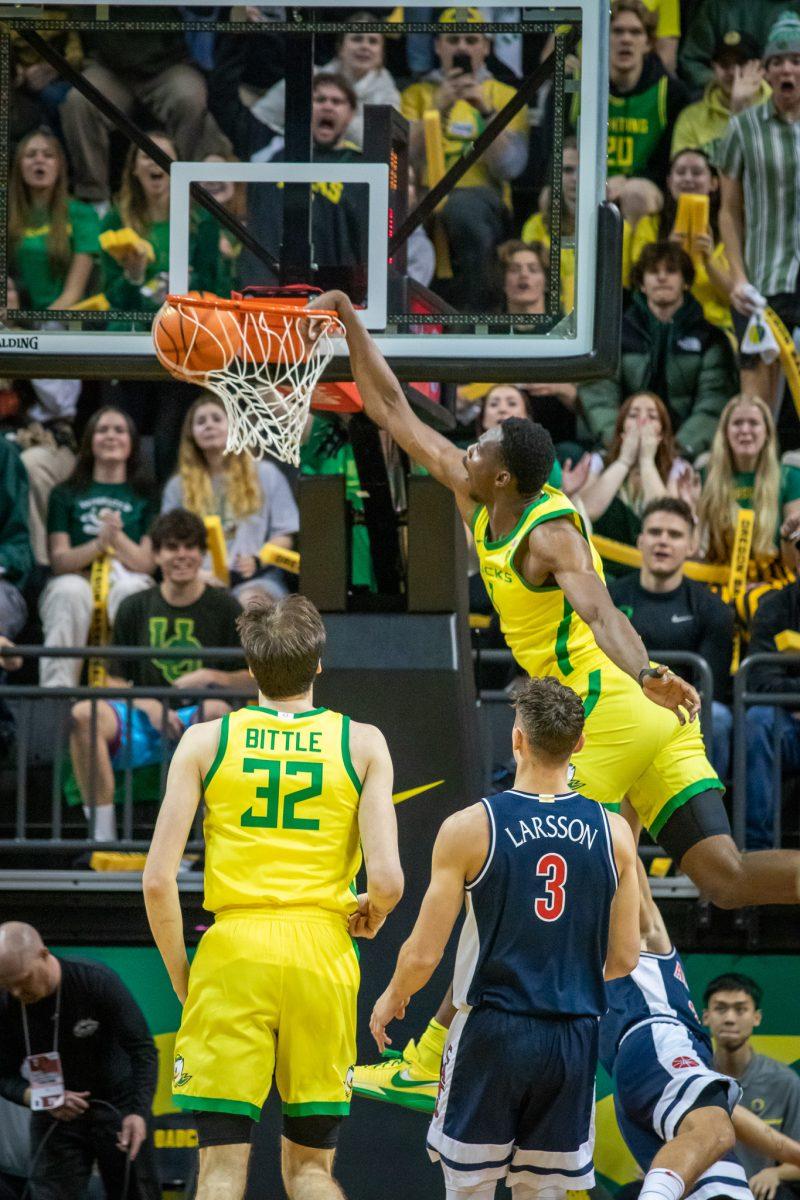 N'Faly Dante (1) puts Arizona's Kerr Krissa on a poster.&#160;The Oregon Ducks host the #6 ranked Arizona Wildcats&#160;at Matthew Knight Arena in Eugene, Ore., on Jan. 14, 2023. (Jonathan Suni, Emerald)