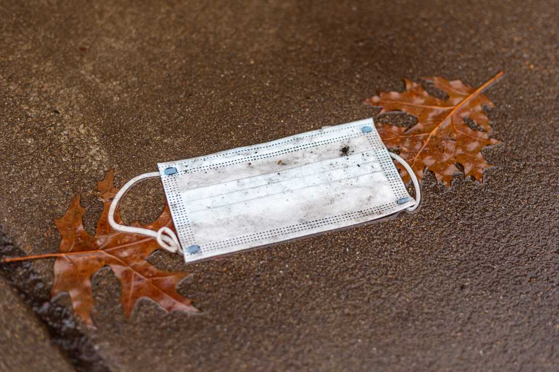 A dirty mask lays on the ground outside the Student Health Center on 13th Ave., on Feb. 14th, 2023. (Molly McPherson/Emerald)