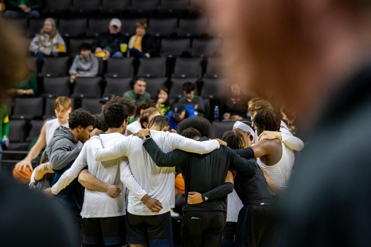 The UC Irvine mens's basketball team huddles together on the court while the Ducks warm up.&#160;The Oregon Mens Basketball team host UC Irvine at Matthew Knight Arena for the first round of the NIT in Eugene, Ore., on Feb. 13th, 2023. (Jonathan Suni, Emerald)