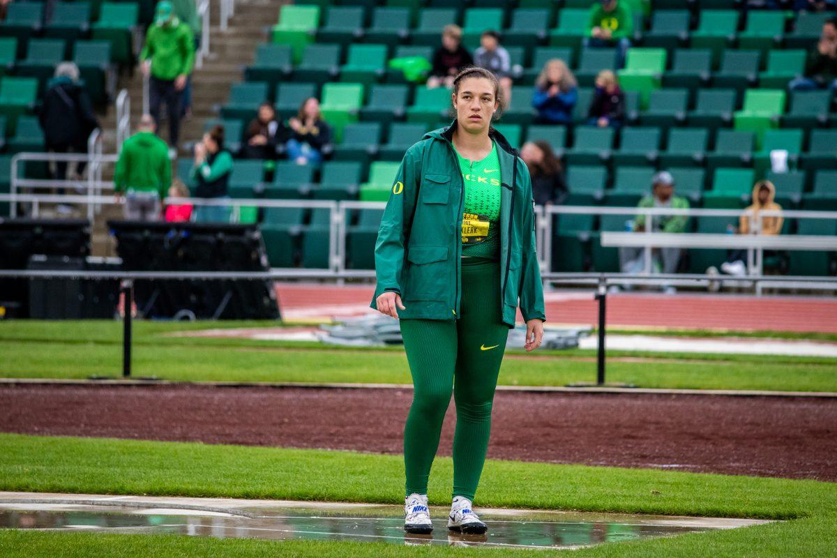 Oregon athlete, Mine De Klerk, warms up before competing. (Jonathan Suni, emerald)