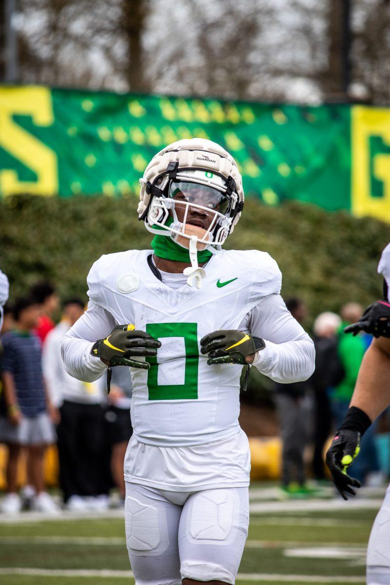 Star running back Bucky Irving warms up at the start of practice. (Jonathan Suni, Emerald)