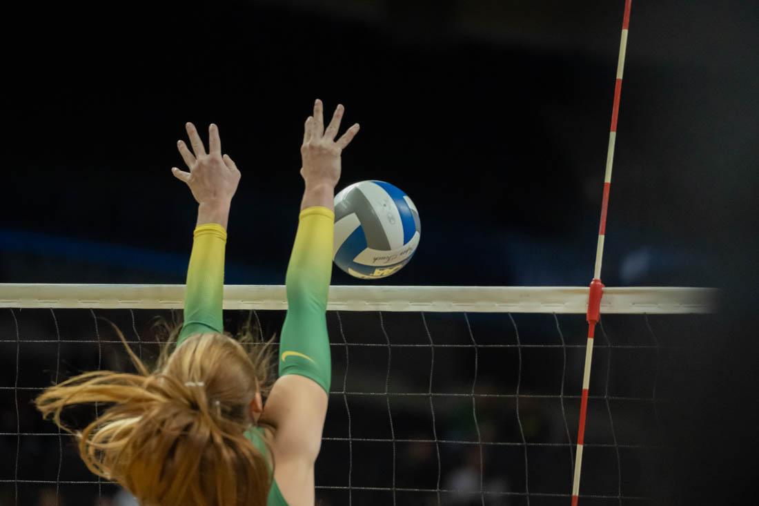 Hannah Pukis blocks a shot attempt. Oregon Women&#8217;s Volleyball host their second round NCAA Volleyball Championship Tournament opponent the Arkansas Razorbacks at Matthew Knight Arena in Eugene, Ore., on Dec. 1, 2022. (Skyler Davis/ Emerald)