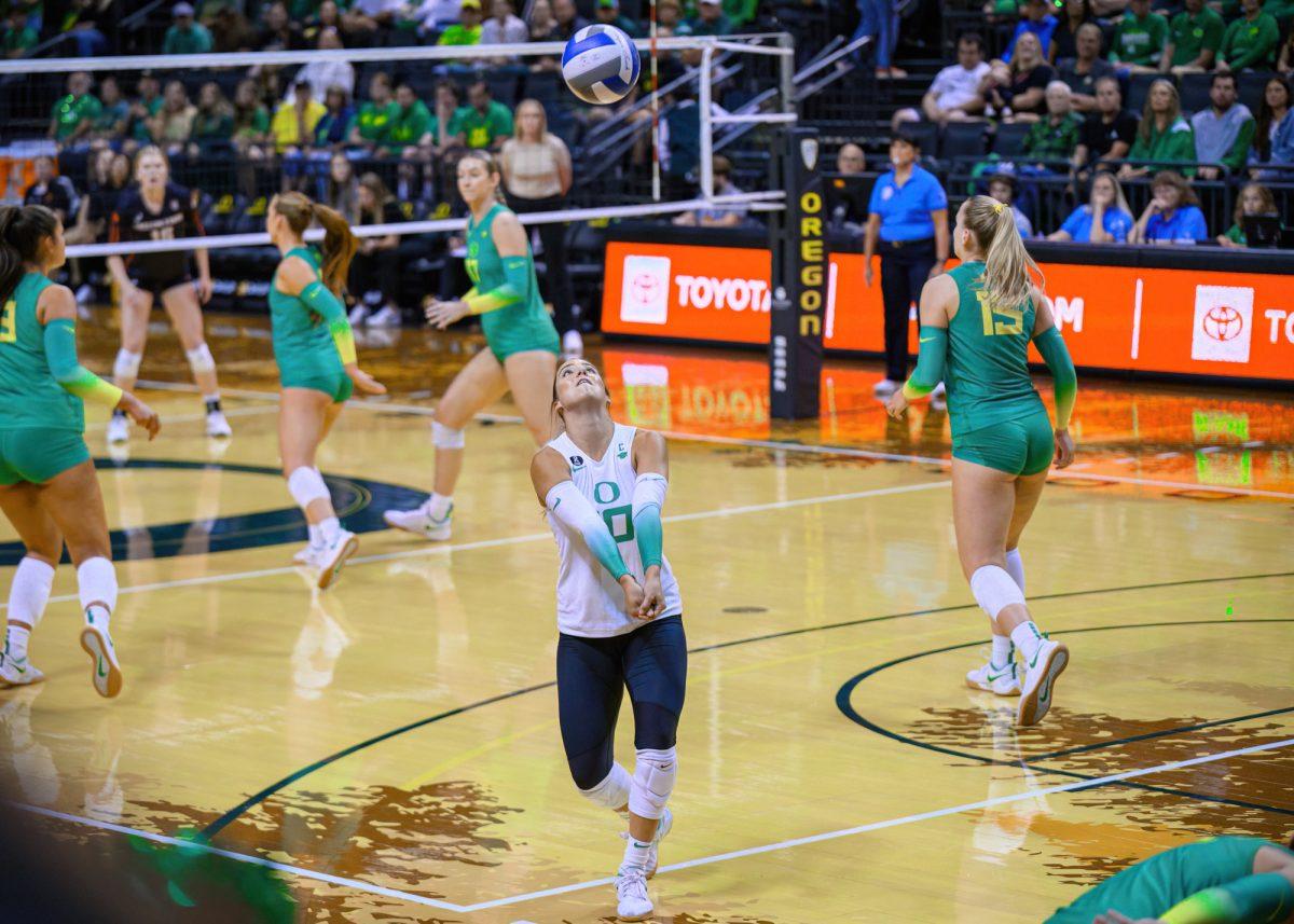 Georgia Murphy (10) tracks down a ball. The University of Oregon Ducks Volleyball team defeated the Oregon State Beavers in a home match at Matthew Knight Arena in Eugene, Oregon, on September 22, 2023. (Eric Becker/Emerald)