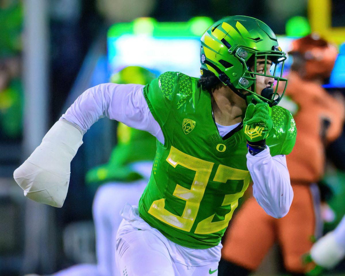 Oregon S Evan Williams (33) played the entire game with his hand wrapped and recorded 6 tackles. The University of Oregon Ducks Football team defeated Oregon State University 31-7 in a home match at Autzen Stadium in Eugene, Ore., on Nov. 24, 2023. (Eric Becker/Emerald)