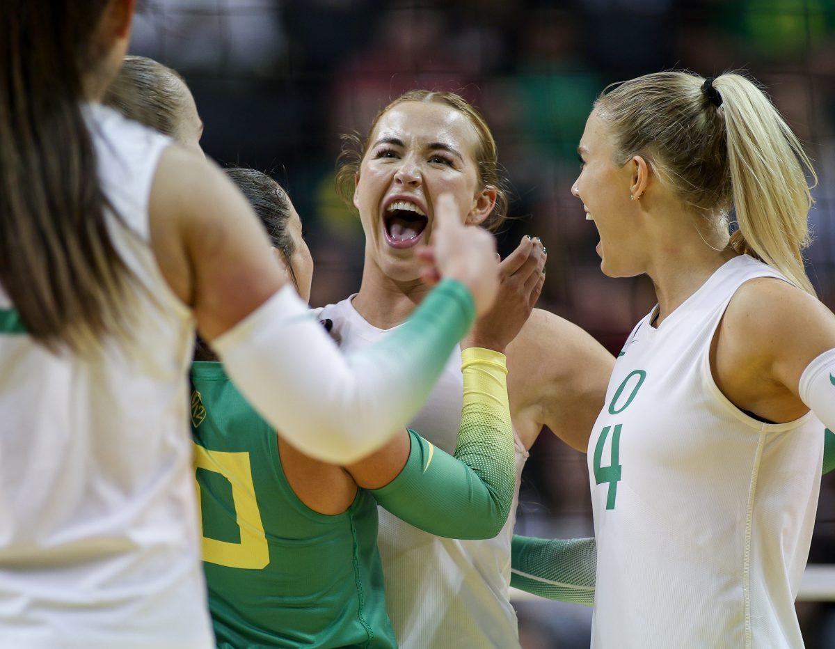 Hannah Pukis (9) celebrates with her team after a block. Oregon Volleyball take on University of Southern California at Mattew Knight Arena in Eugrne, Ore. on Nov. 21st, 2023. (Eddie Bruning/Emerald)