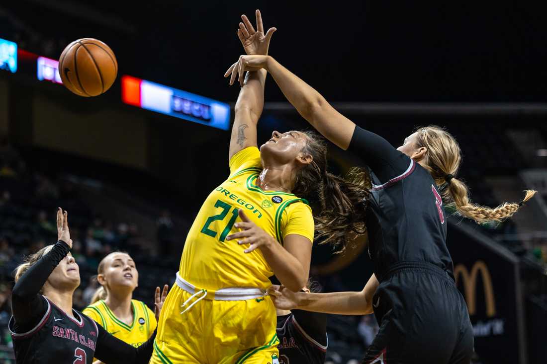 Bella Hamel (21) battles for a rebound against Olivia Pollerd (5). The Oregon Ducks women&#8217;s basketball team takes on the Santa Clara Broncos on Nov. 18, 2023 in Eugene, Ore. (Molly McPherson/Emerald)