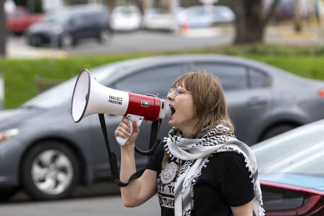 <p>Lindsey Alexander, a member of the newly-formed Eugene-Springfield Anti-Imperialist Network, leads chants using a megaphone. Community members attended and spoke at the Dec. 5 UO Board of Trustees meeting at the Ford Alumni Center, addressing topics from graduate employee wages to the Israel-Hamas war. (Alex Hernandez/Emerald)</p>