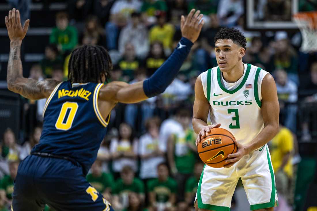 Freshman guard Jackson Shelstad (3) holds the ball as the Oregon offense sets up. The Oregon Ducks men&#8217;s basketball team takes on the Michigan Wolverines on Dec. 2, 2023, in Eugene, Ore. (Molly McPherson/Emerald)