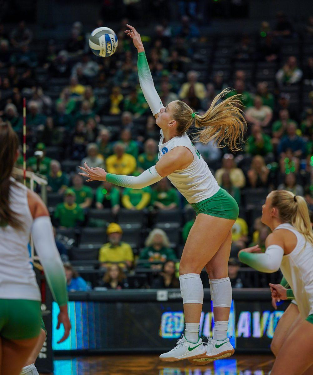 <p>Mimi Colyer (15) goes up for the spike. Oregon Volleyball take on the University of Hawaii at Matthew Knight Arena in Eugene, Ore. on Dec 1, 2023. (Eddie Bruning/Emerald)</p>