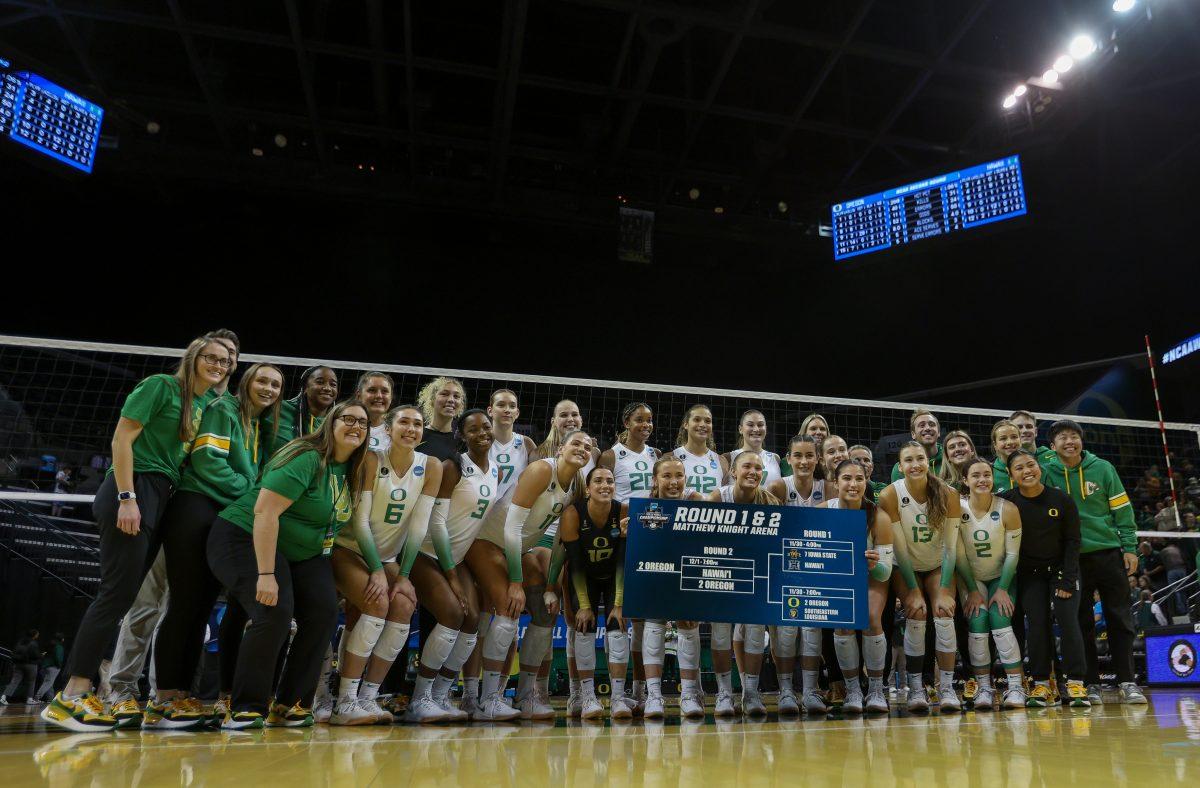 Oregon&#8217;s volleyball team gathers around the bracket after a 3-0 win against the University of Hawaii. Oregon Volleyball take on the University of Hawaii Warriors at Matthew Knight Arena in Eugene, Ore. on Dec 1, 2023. (Eddie Bruning/Emerald)