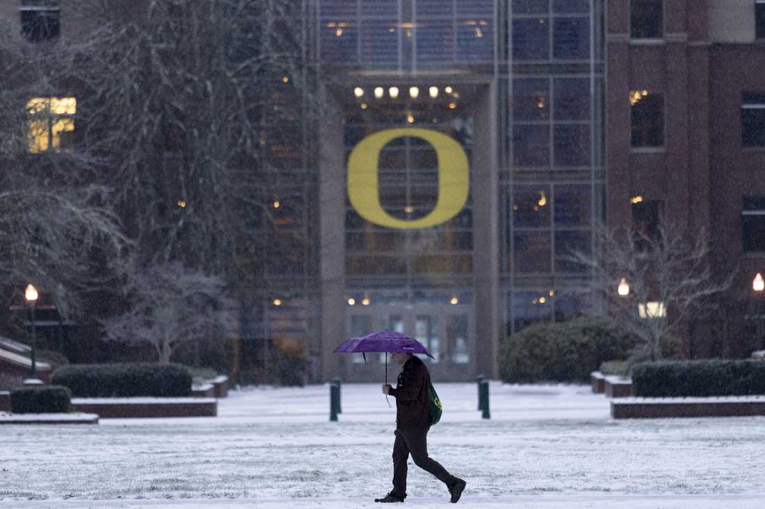 People walk through the UO campus during a winter storm on Jan. 13, 2024. (Alex Hernandez/Emerald)