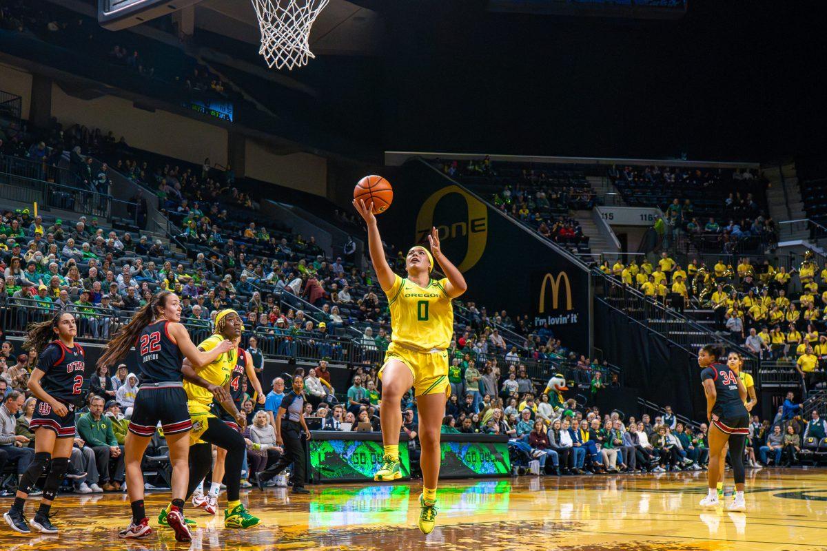 Ula Chamberlain (0) shooting a layup. The University of Oregon Ducks Women&#8217;s Basketball Team played the University of Utah Utes in a home match at Matthew Knight Arena in Eugene, Ore., on Jan. 26, 2024. (Spencer So/Emerald)