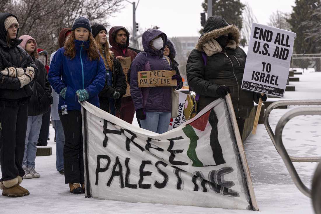 Protesters hold signs in support of a 'free Palestine.' Demonstrators gathered to protest U.S. involvement in the Israel-Hamas war in freezing weather outside of the Wayne L. Morse U.S. Courthouse in Eugene, Ore., on Jan. 13. (Alex Hernandez/Emerald)