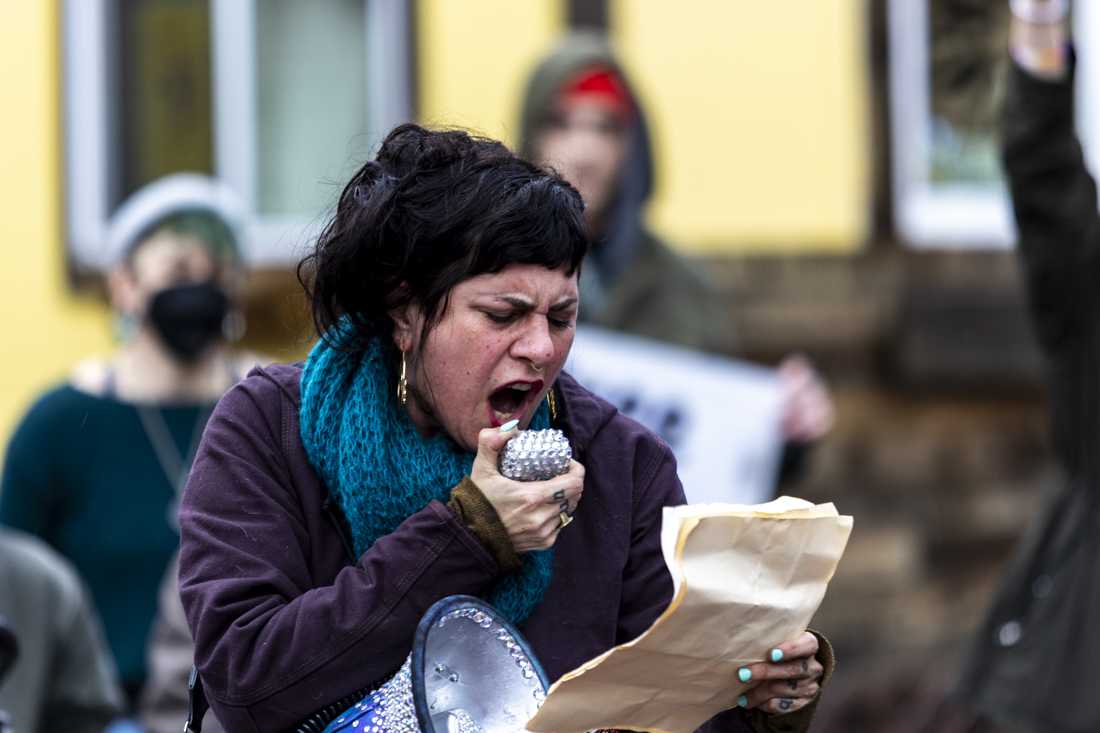 Annah, a local artist, leads chants while a speaker prepares his speech. Protesters gathered on Dec. 28 near Rep. Val Hoyle&#8217;s Eugene office to call for a permanent cease-fire in Gaza. The demonstration was organized primarily by Jewish community members and the &#8220;Eugene Jews for a Free Palestine.&#8221; (Alex Hernandez/Emerald)