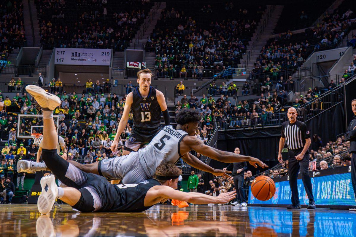 Jermaine Cousinard (5) dives on the floor. The University of Oregon Ducks Men&#8217;s Basketball Team played the University of Washington Huskies in a home match at Matthew Knight Arena in Eugene, Ore., on Feb. 8, 2024. (Spencer So/Emerald)