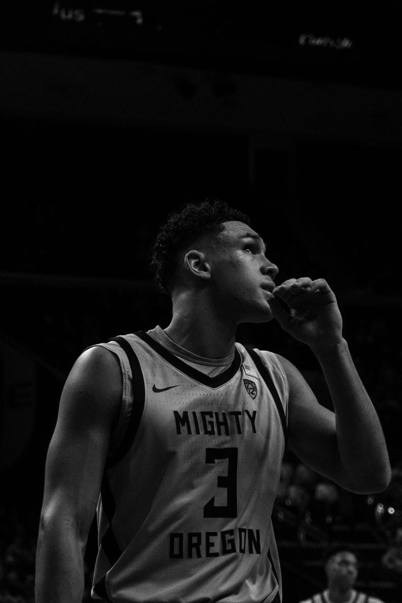 Jackson Shelstad (3) checks the score. The University of Oregon Ducks Men&#8217;s Basketball Team played the University of Washington Huskies in a home match at Matthew Knight Arena in Eugene, Ore., on Feb. 8, 2024. (Spencer So/Emerald)