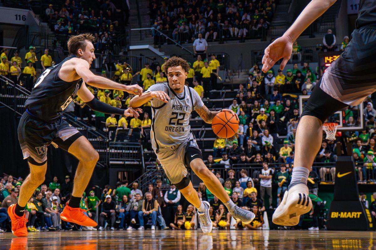 Jadrian Tracey (22) drives left. The University of Oregon Ducks Men&#8217;s Basketball Team played the University of Washington Huskies in a home match at Matthew Knight Arena in Eugene, Ore., on Feb. 8, 2024. (Spencer So/Emerald)